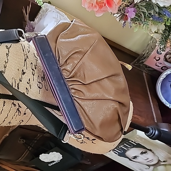 Unique Henri Bendel Clutch/Crossbody with Mirror & Shoulder Strap - Picture 6 of 16